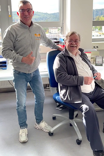 Problem gelöst – Kunde zufrieden Hartmut Kasper (r) freut sich mit Hans Maurer vom Schmuckstudio in Bad Urach